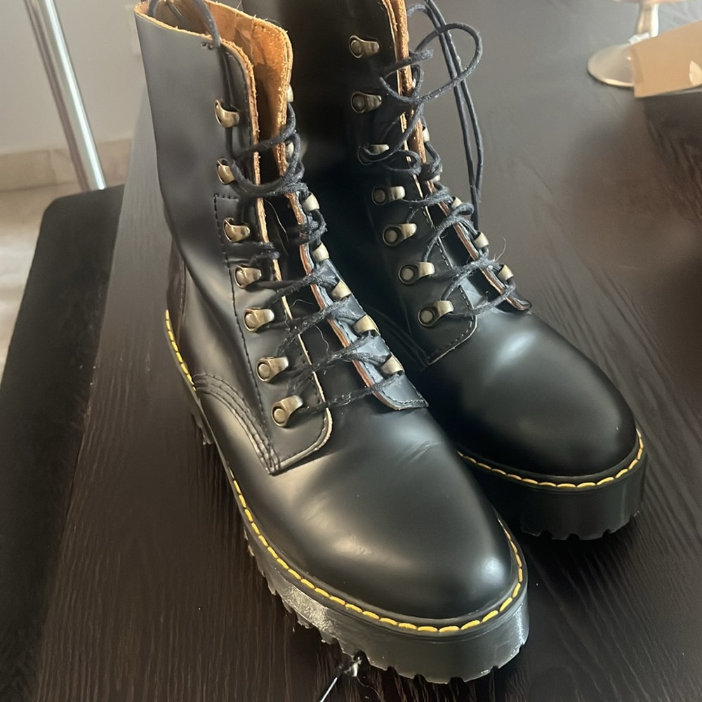 Dr. Martens Leona